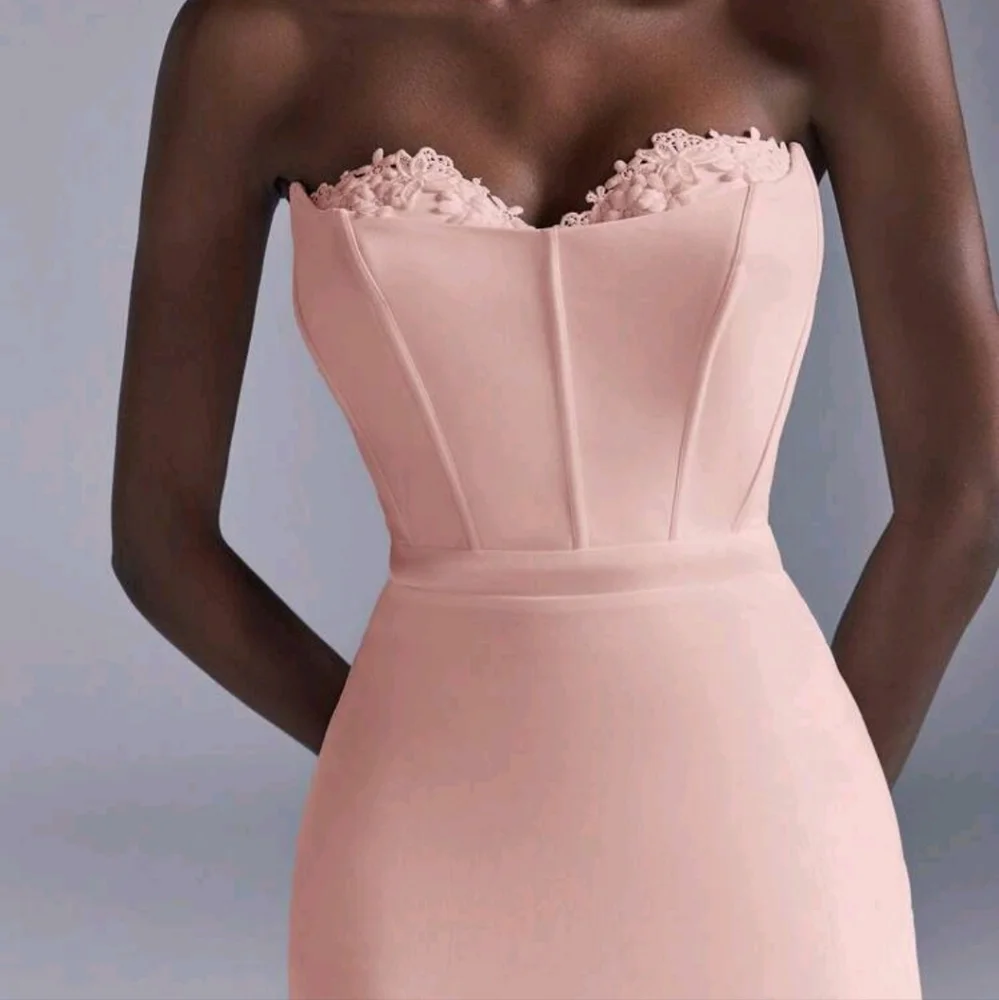 Elegant Lace Applique Slit Formfitting Maxi Dress With Extravagant Fish Tail Hem - Picture 2 of 4